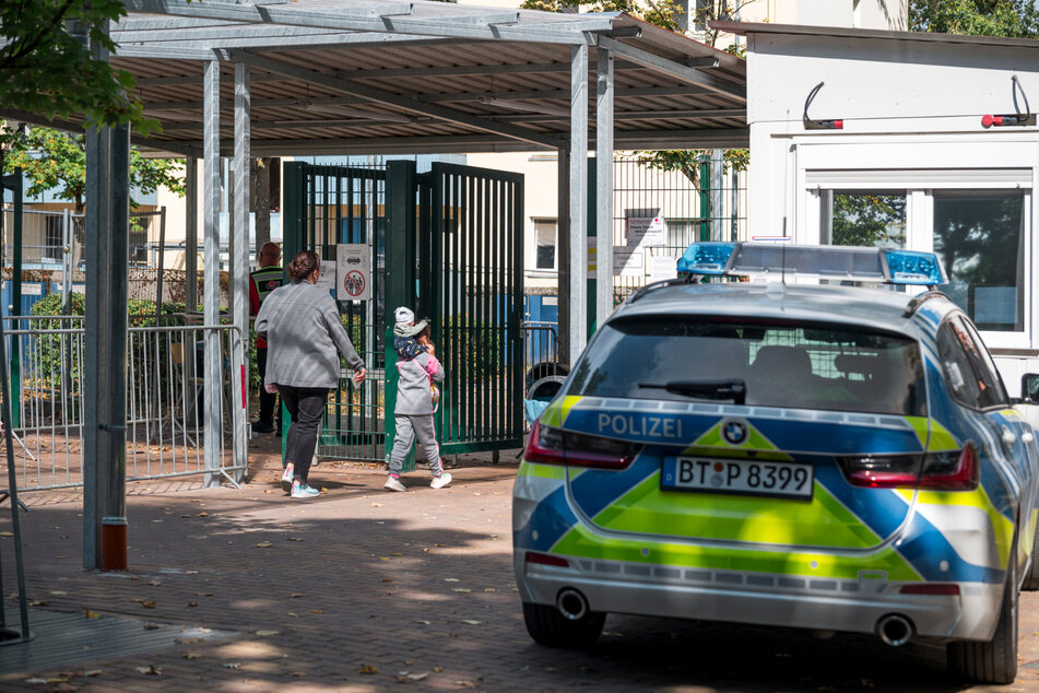Ein Einsatzwagen der Polizei steht am Eingang einer Aufnahmeeinrichtung Oberfranken. Immer wieder kommt es zu Konflikten in den Einrichtungen.