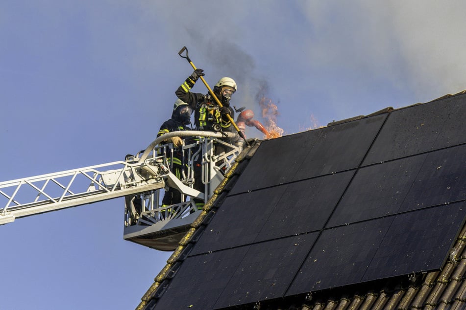 Die Feuerwehr kämpfte gegen die Flammen an.