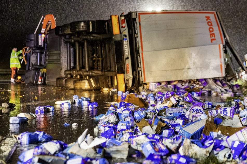 Bei dem Unfall verteilten sich Teile der Ladung, darunter große Mengen Waschmittel, über die A3.