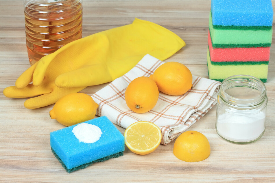 Um den Teppich zu reinigen, sind einfache Hausmittel wie Backpulver, Essig oder Zitrone schnell zur Hand.