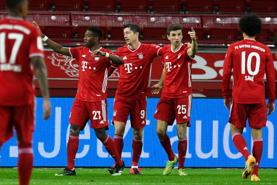 Robert Lewandowski (M.) entschied das Spitzenspiel für den FC Bayern mit einem Doppelpack.