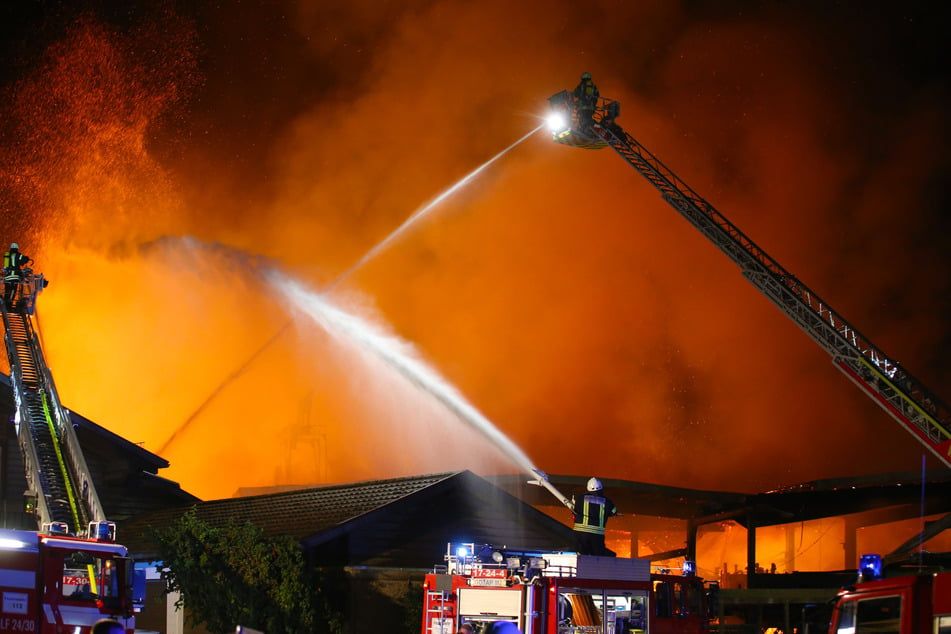 Einsatzkräfte konnten das Feuer schon bei der Anfahrt aus weiter Entfernung erkennen.