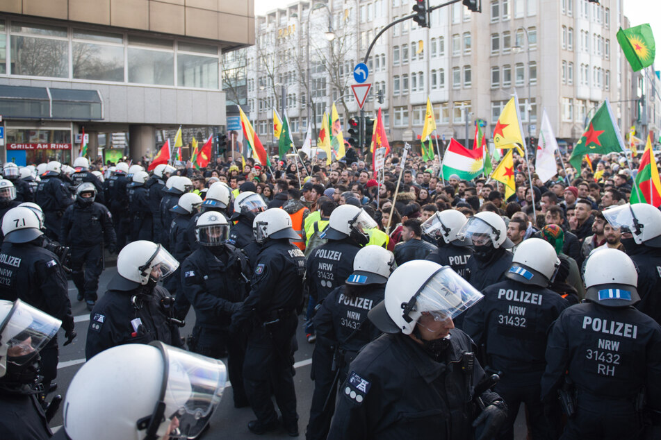 Auch am Samstag sollen bei der Groß-Demo in Köln mehrere Hundertschaften der Polizei im Einsatz sein, um die Lage unter Kontrolle zu halten.