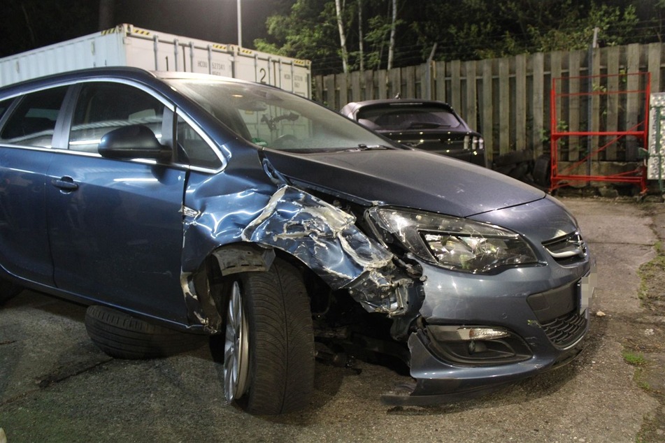 Der Opel wurde bei dem Unfall in Bergisch Gladbach stark in Mitleidenschaft gezogen.