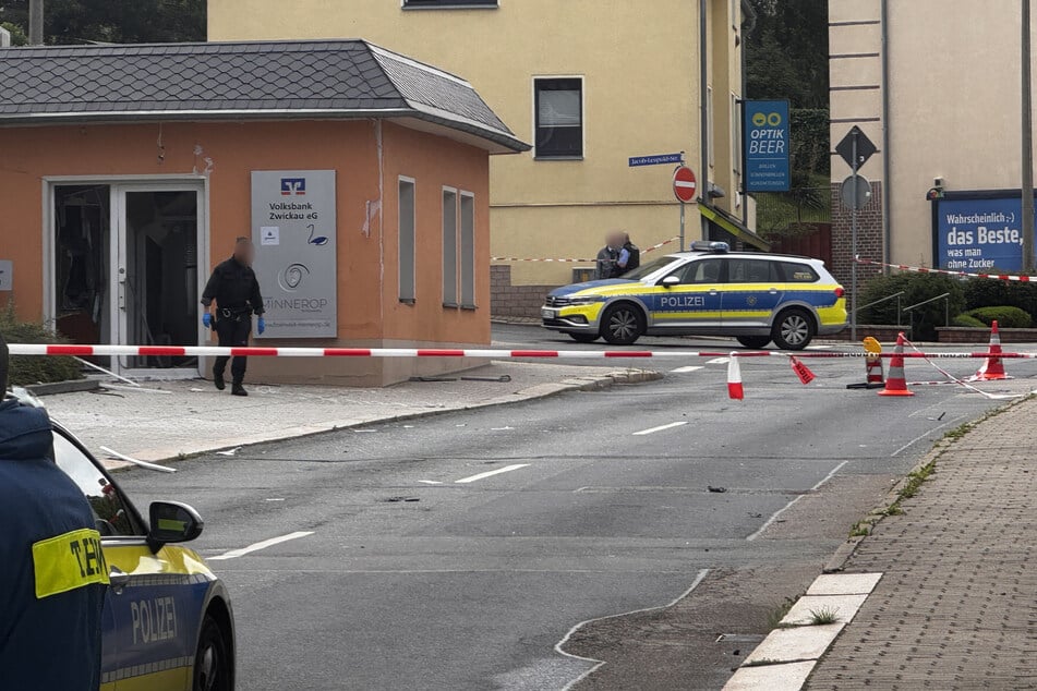 In der Bankfiliale fanden die Beamten zwei scharfe Sprengsätze - diese mussten durch Spezialkräfte beseitigt werden.