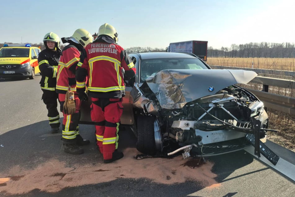 Der BMW ist durch den heftigen Aufprall stark an der Front beschädigt worden.