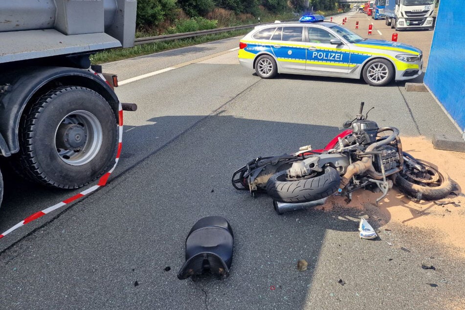 Bei einem Verkehrsunfall am Freitagmittag auf der A5 bei Frankfurt verstarb ein 68-jähriger Motorradfahrer noch an der Unfallstelle.