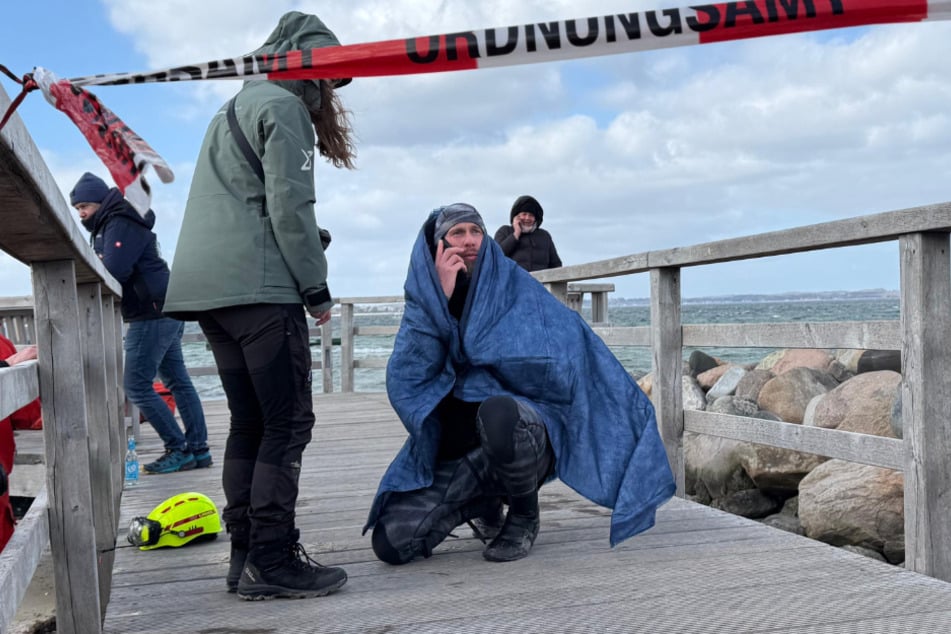 Meeresbiologe und YouTuber Robert Marc Lehmann hüllte sich nach seinem langen Tauchgang in eine warme Decke.