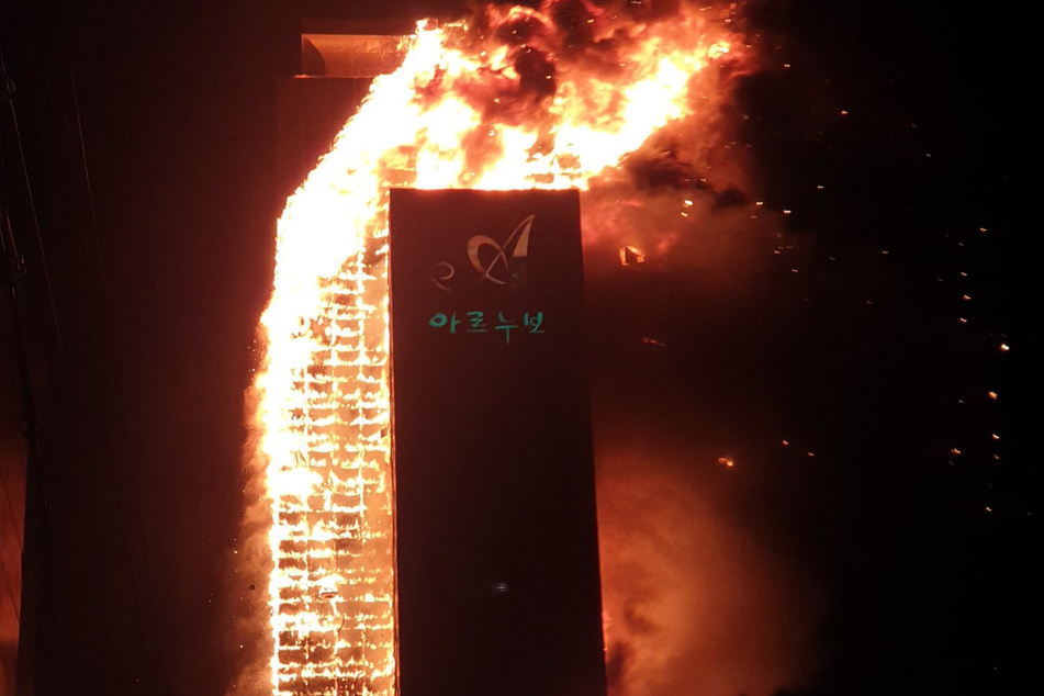 In der südkoreanischen Stadt Ulsan steht ein Hochhaus in Flammen.