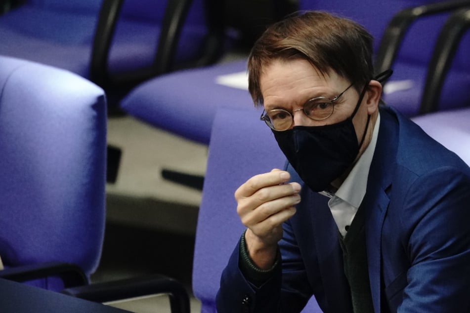 Karl Lauterbach (SPD) verfolgt die Sitzung im Bundestag.