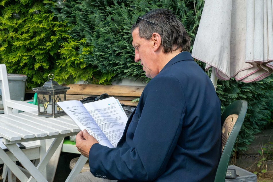 Mit viel Stolz blickt der Malermeister auf seinen Business-Plan und hofft, dass alles glattläuft.