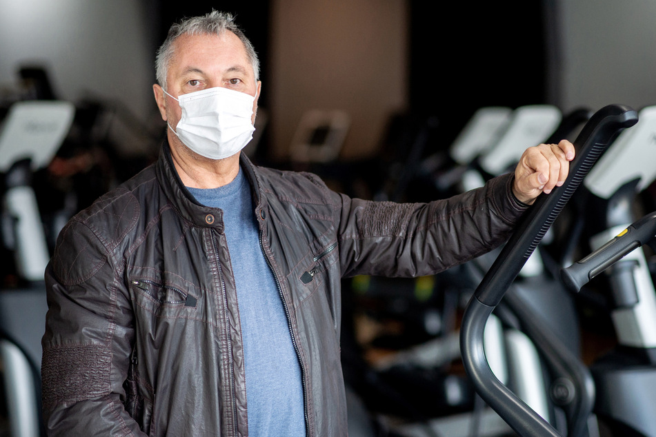 Peter Firnhaber, Geschäftsführer der FitnessCenter Langenhagen GmbH, steht mit einer Mund-Nasen-Bedeckung in seinem geschlossenen Fitnessstudio. Firnhaber plant, gerichtlich gegen die durch den Teil-Lockdown angeordnete Schließung vorzugehen.