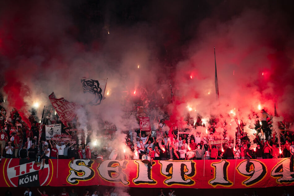 Kurz vor und nach Anpfiff kam es im Stadion - sowohl im Heim- als auch im Gästeblock - zum Abbrennen von Pyrotechnik.