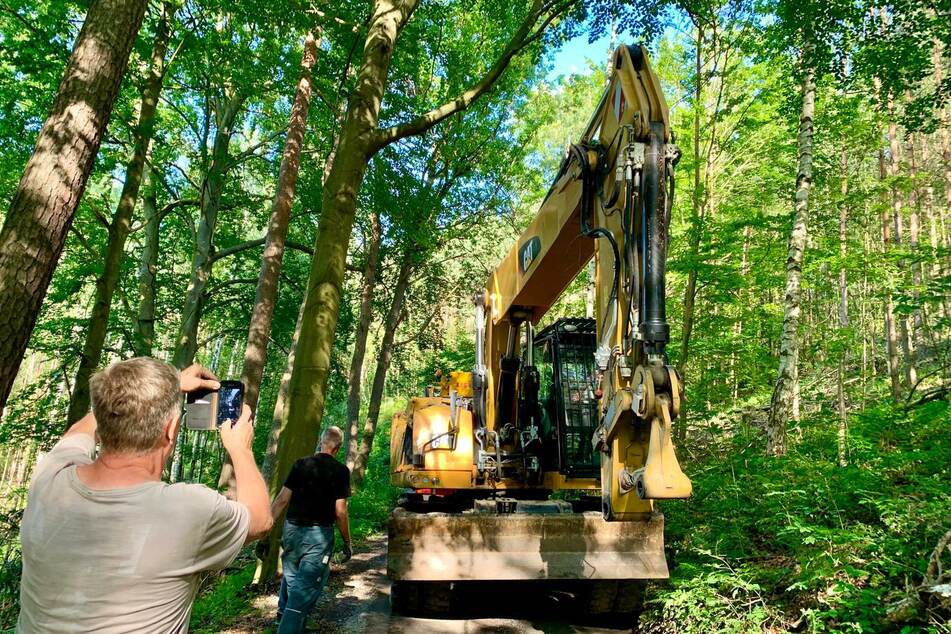 Nach reichlich Arbeit stand der Bagger wieder auf dem Feldweg.