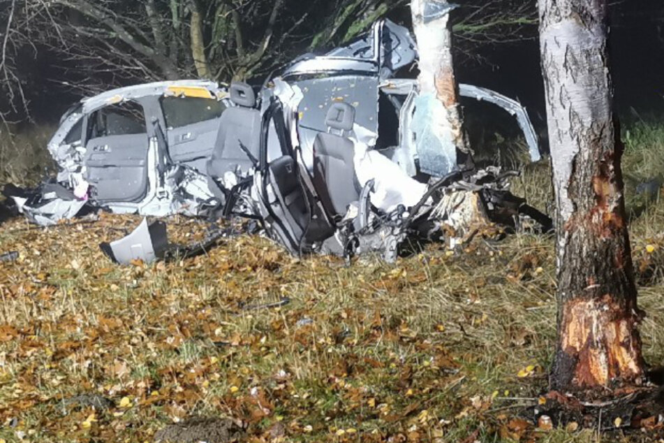 Das Auto wurde bei dem Unfall völlig zerstört.