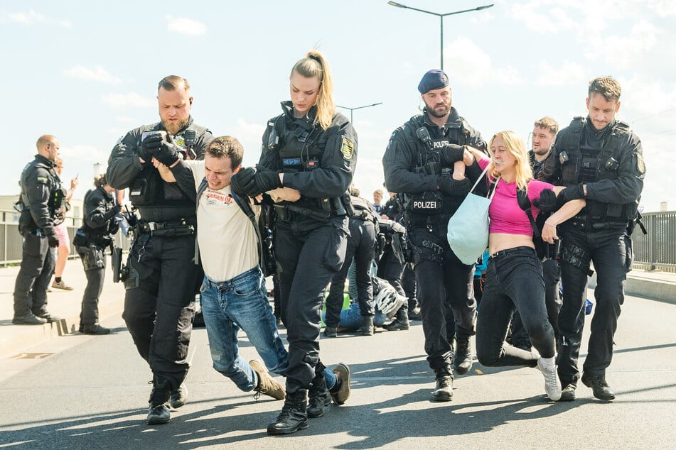 Nach über einer Stunde Staualarm konnte die Polizei die Brücke räumen.