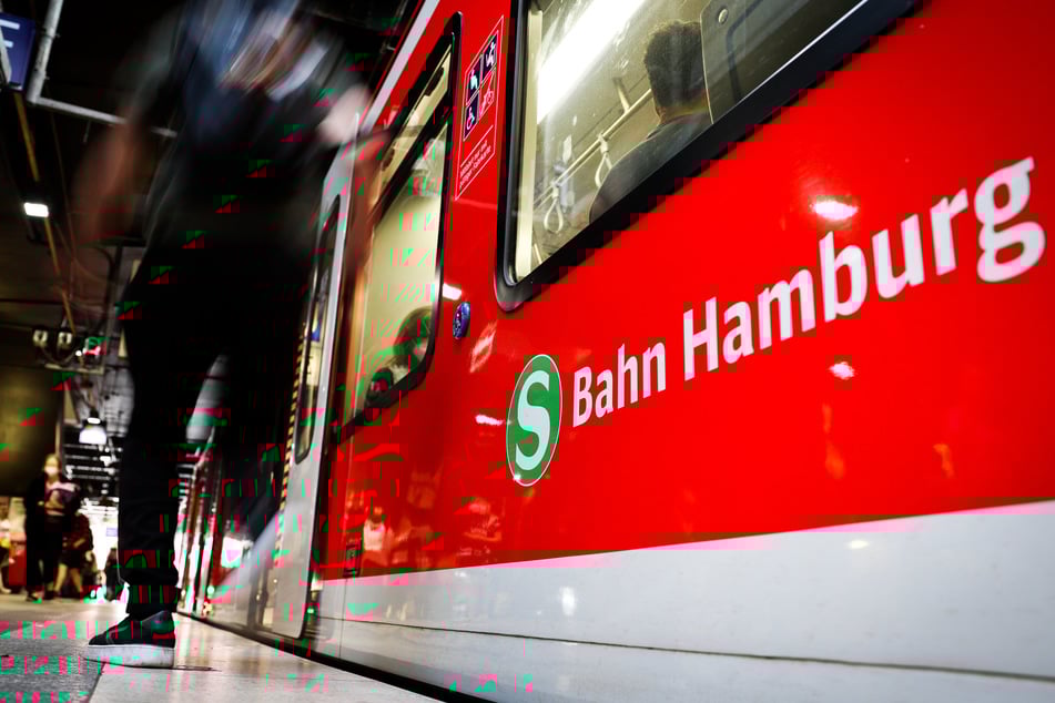 Auf einer Teilstrecke der Linie S2 in Hamburg sind Busse als Ersatzverkehr im Einsatz. (Archivbild)