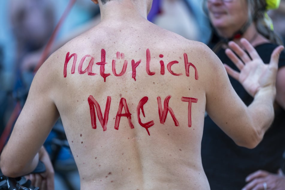 Die Botschaften der Demonstranten wurden teils direkt auf die nackte Haut geschrieben.