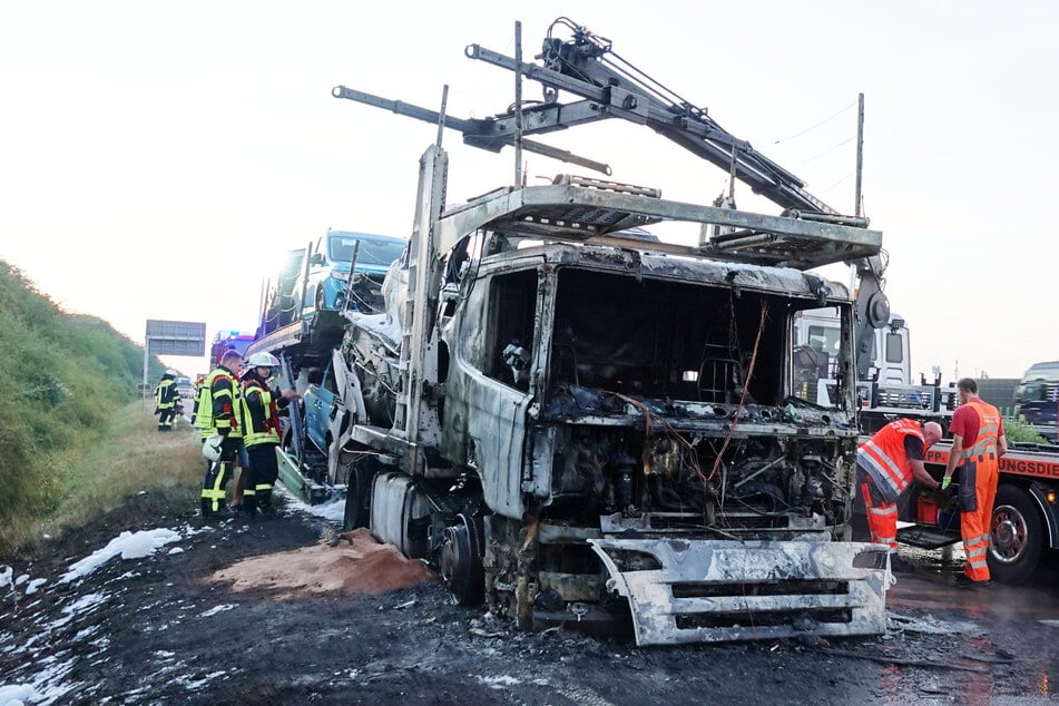 Unfall A2: Autotransporter brennt: A2 in Richtung Hannover gesperrt