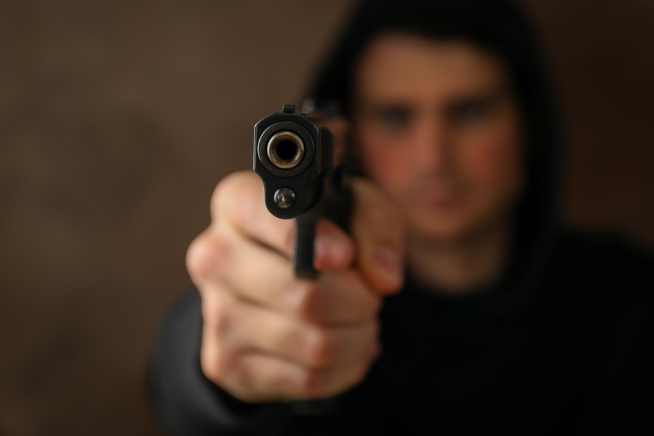 Ein Mann (28) bedrohte am Montag eine Tankstellen-Kassiererin in Döbeln mit einer Pistole. (Symbolbild)