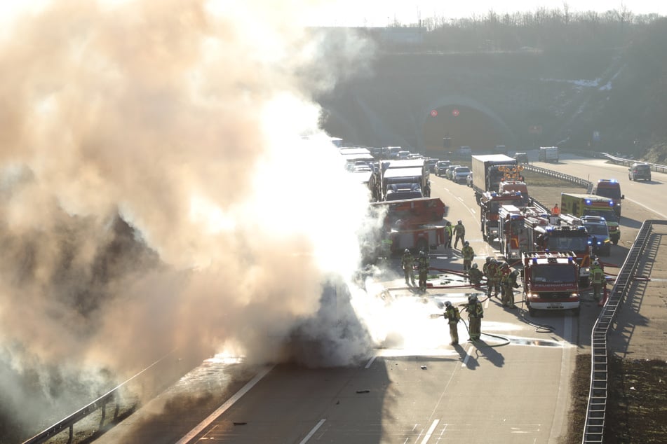 Chaos auf A17: VW fährt auf Lkw auf und fängt im Anschluss Feuer