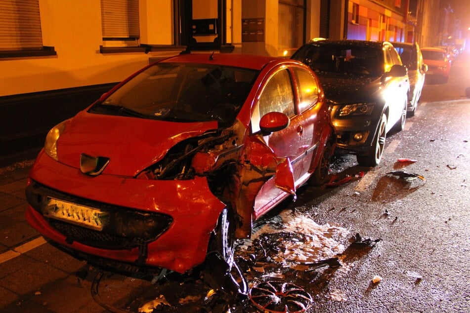 Der 30-jährige Unfallverursacher knallte mit viel Wucht gegen drei geparkte Autos.