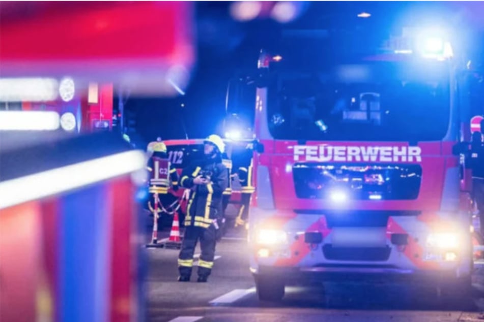 Auch ein Feuerwehrmann wurde bei dem Brand verletzt. (Symbolbild)