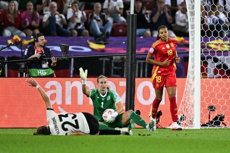 Sophia Kleinherne (l.) hat sich bei einer Rettungsaktion verletzt.