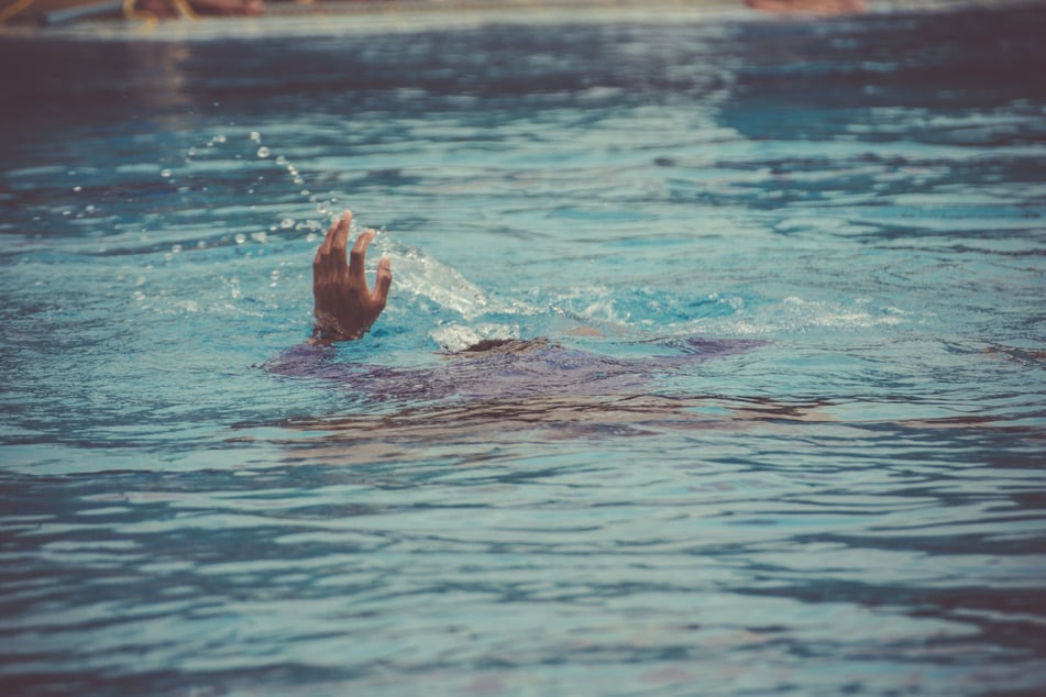 Das Kind wurde bewusstlos in einem Gartenpool entdeckt. (Symbolfoto)