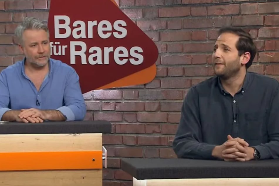 Händler Julian Schmitz-Avila (38, r.) sichert sich die Objekte für 1600 Euro. Sein Kollege Jan Cizek (49) schaut in die Röhre.