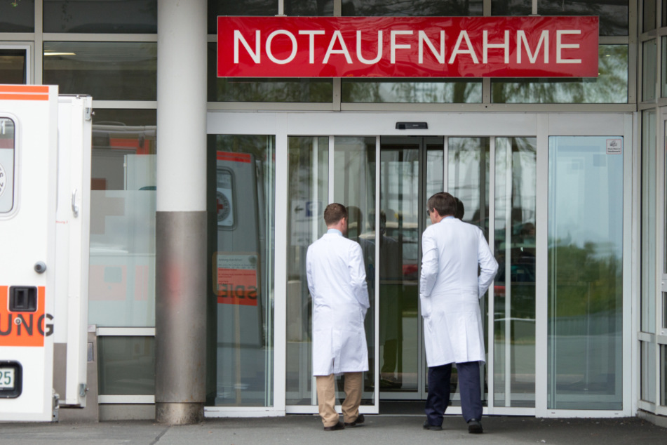 Der 81-Jährige wurde mit lebensgefährlichen Verletzungen ins Klinikum Kempten gebracht. (Symbolbild)