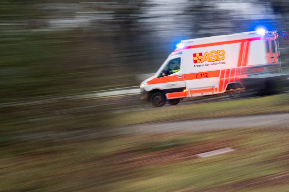 Furchtbarer Unfall auf Bauernhof: Kind (†2) von Anhänger erfasst und getötet