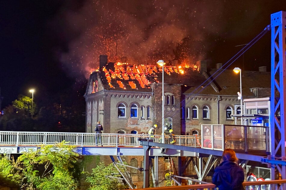 Funken sprühten aus dem leerstehenden Gebäude, nachdem der Dachstuhl in Brand geraten war.