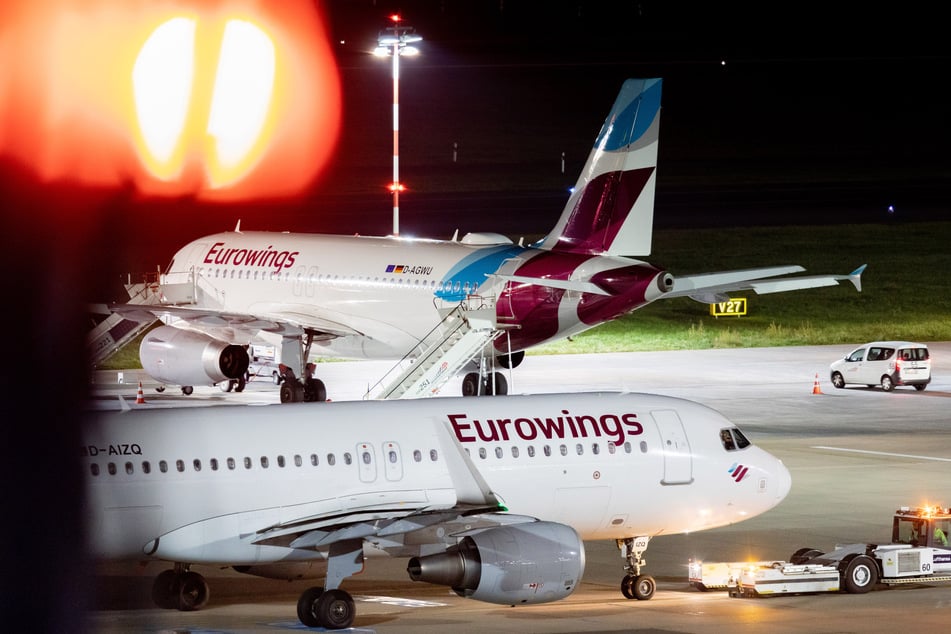 Zwei Maschinen der Fluggesellschaft Eurowings stehen auf dem Vorfeld am Düsseldorfer Flughafen. (Symbolbild)