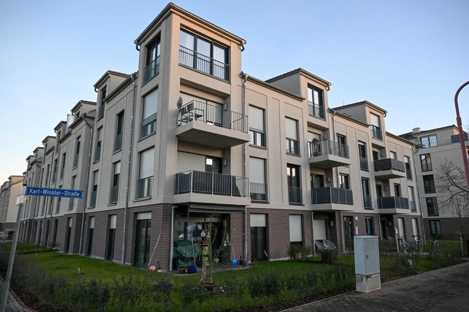 Schick und modern kommt der Neubau an der Karl-Winkler-Straße daher. Ein schönes Heim im Vorort möchte man sagen. Doch in nur einem Jahr, seit die ersten Mieter eingezogen sind, wurde der Wohnblock bereits 17-mal von Einbrechern heimgesucht.