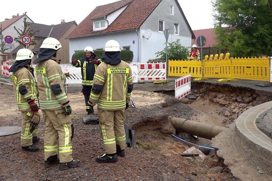 Feuerwehrleute bei den Aufräumarbeiten am Sonntag in Grasleben.