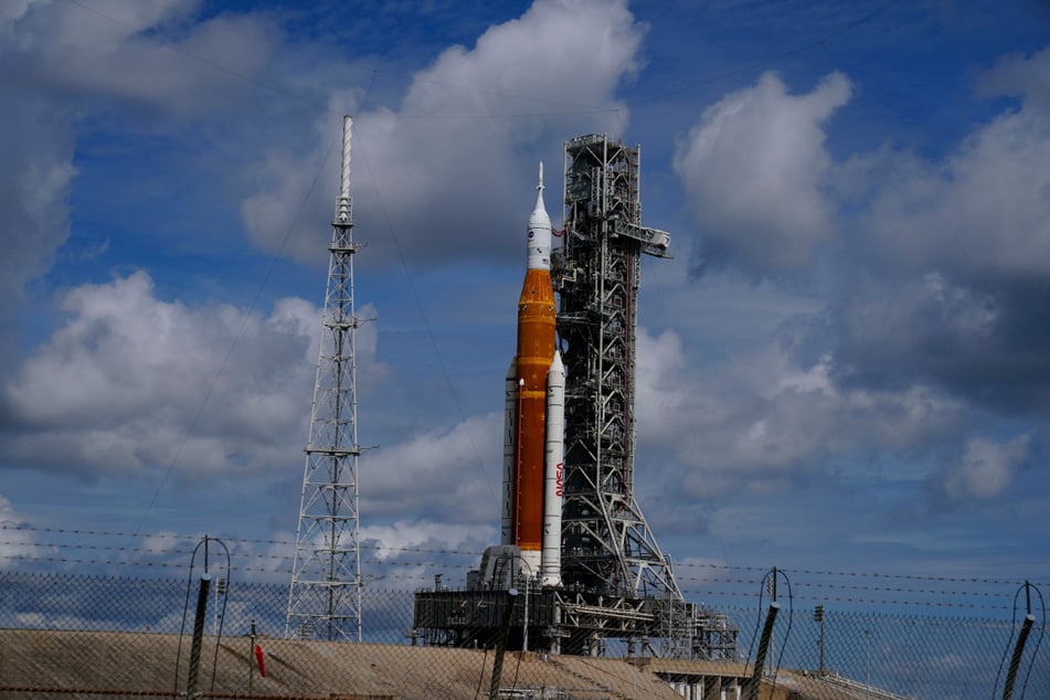 Die neue NASA-Mondrakete steht auf der Startrampe 39-B im Kennedy Space Center in Cape Canaveral.