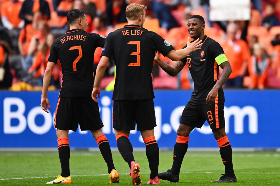 Georginio Wijnaldum (r.) bejubelt seinen Doppelpack mit Matthijs de Ligt (M.) und Steven Berghuis.