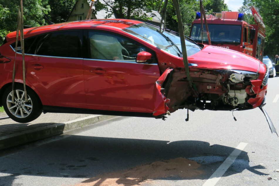 Bei dem Unfall wurde an dem Ford das rechte Vorderrad herausgerissen.