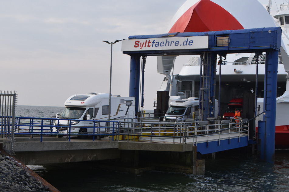 Die erste Fähre, die zwischen der dänische Nachbarinsel Römö und Sylt pendelt, legt um 7:30 Uhr im Hafen von List an, und Wohnmobile rollen an Land. Nach rund sechs Monaten Pause wegen der Corona-Pandemie sind am Samstagmorgen die ersten Urlauber auf Sylt angekommen.