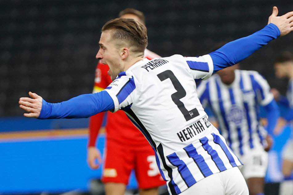 Herthas Peter Pekarik bejubelt sein Tor zum 1:1 im Stadtderby gegen Union.