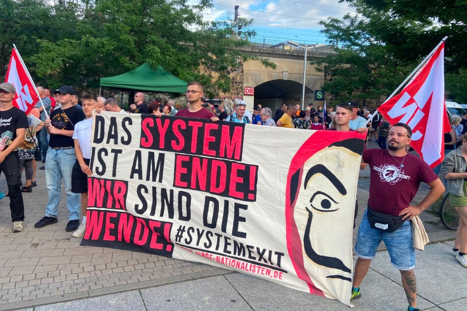 "Das System ist am Ende! Wir sind die Wende!", heißt es auf einem der Banner.