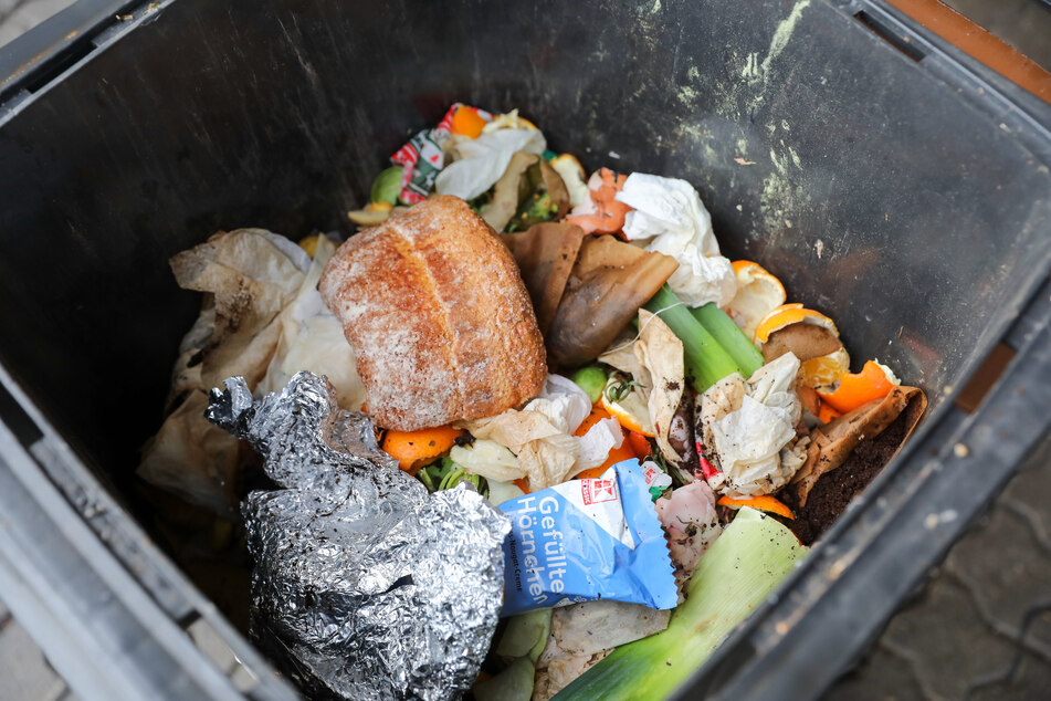 Nicht mehr gebraucht: Noch immer landen hierzulande zu viele Lebensmittel in der Mülltonne.