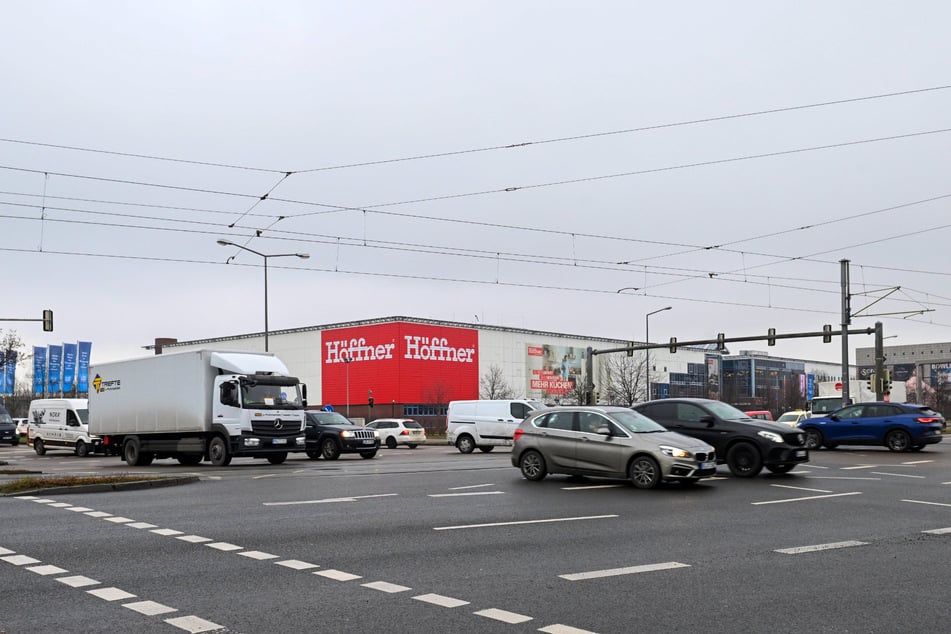 Ein Autofahrer (60) hat am Mittwoch auf der Washingtonstraße kurz vor der Kreuzung zur Lommatzscher Straße eine abgesperrte Einsatzstelle übersehen. (Archivbild)
