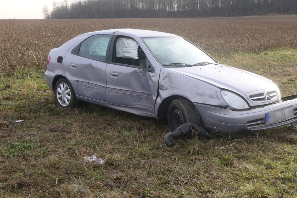 Der Unfallwagen wurde stark beschädigt.