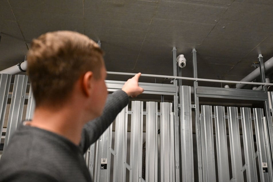 Aus Sorge um weitere Einbrüche haben die Anwohner inzwischen aufgerüstet, sich mit Pfefferspray und Schlagstöcken ausgestattet und Kameras in den Kellerräumen installiert. "Die Leute haben Angst", sagen sie.