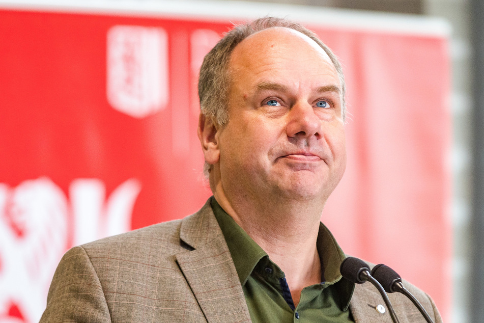OB Dirk Hilbert (52, FDP) stemmt sich gegen die aktuelle Mehrheit.