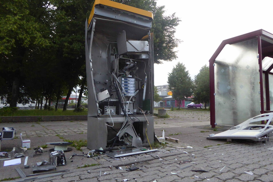 Die Trümmerteile des Automaten flogen meterweit.