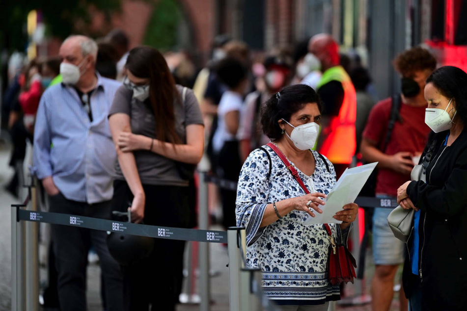 Menschen stehen bei der 1. Langen Nacht des Impfens am Impfzentrum Arena in Treptow an. Die Infektionen mit dem Coronavirus steigen derweil in Berlin weiter.