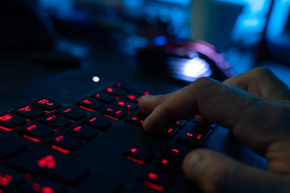 Ein Ex-Polizist wurde verurteilt, da er im Darknet Drogen bestellt hat. (Symbolbild)